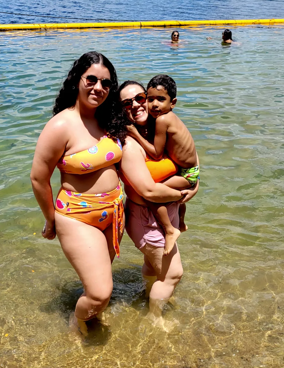 Mãe e filhos durante a viagem